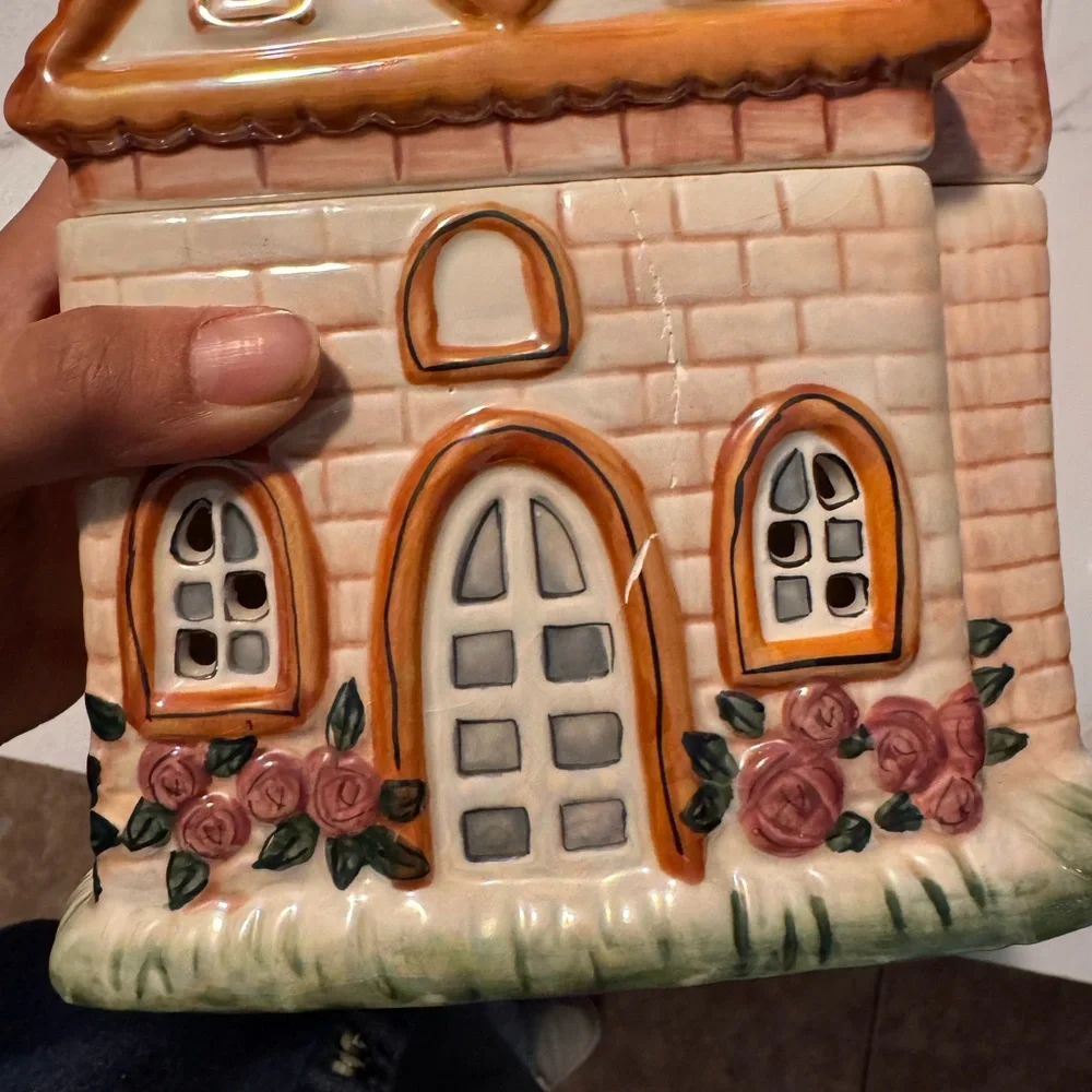 Lefton ceramic cottage